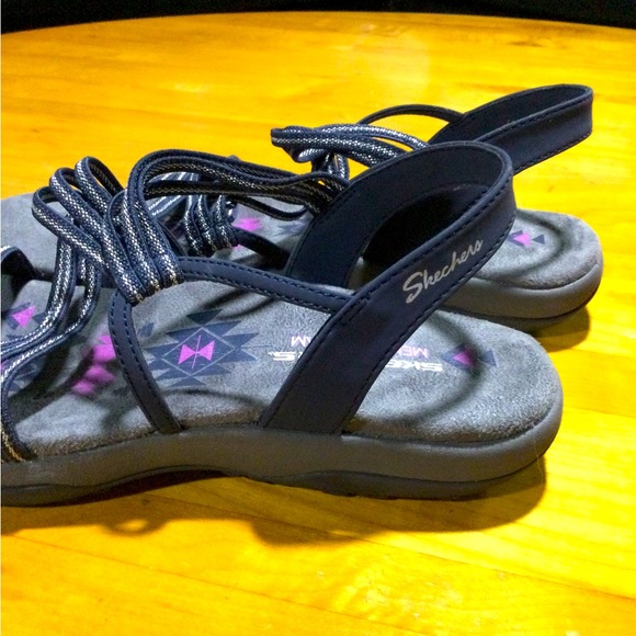 Sketchers Ladies NWOT sketchers. Size 8 - Picture 3 of 3